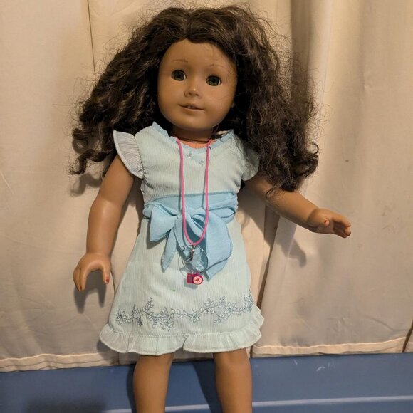 AMERICAN DOLL, GABRIELA, RETIRED, Brunette, long curly strands and blue dress - Picture 1 of 4